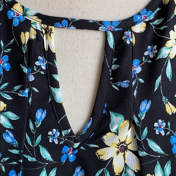 Sleeveless Floral Top 🌸 - Picture 2 of 6